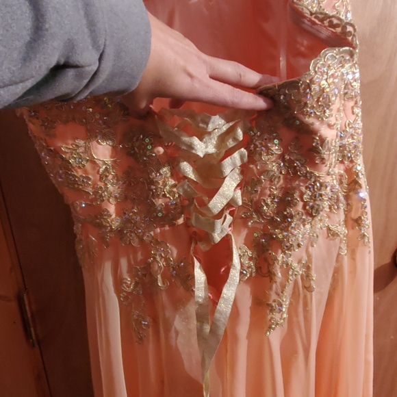Peach dress with diamond and gold beads - Picture 3 of 5